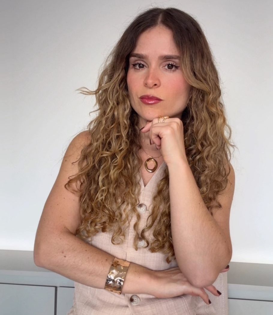 Karine Rodrigues integra nutrição e treinamento físico para transformar saúde e estilo de vida