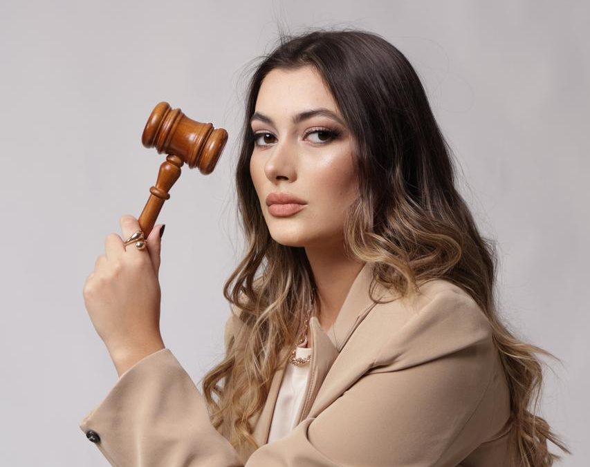 Leilões, estratégia e liderança: a trajetória de Caroline Ferreira Barboza no mercado imobiliário