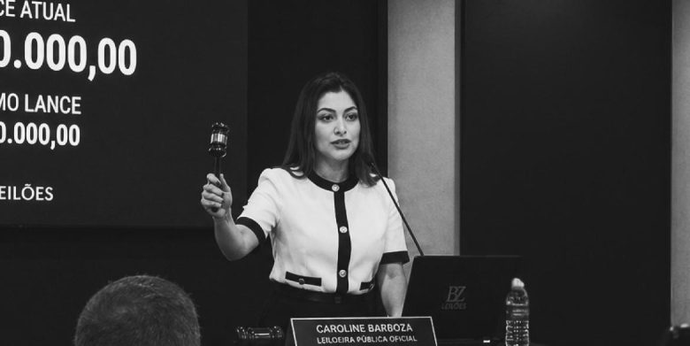 Leilões, estratégia e liderança: a trajetória de Caroline Ferreira Barboza no mercado imobiliário