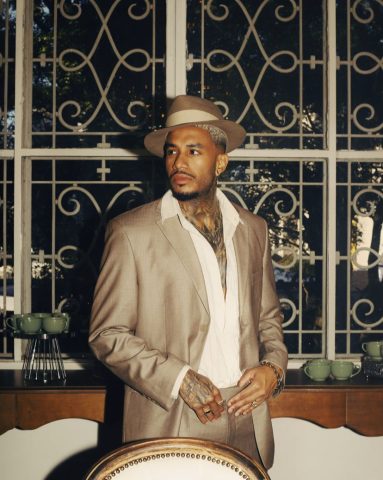 Cantor e performer da cena pop Marrom lança videoclipe da música "Mãe de Pet"