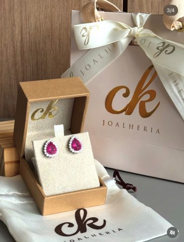 Caroline Komka: da arte à joalheria, uma trajetória lapidada pela criação
