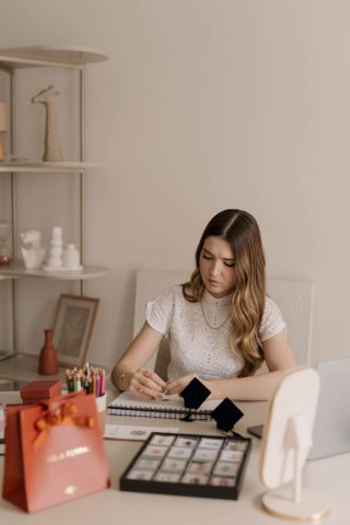 A assinatura criativa de Gabriela Ferraz na joalheria autoral