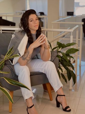 Maiza Machado se destaca como referência em terapia capilar e saúde do couro cabeludo