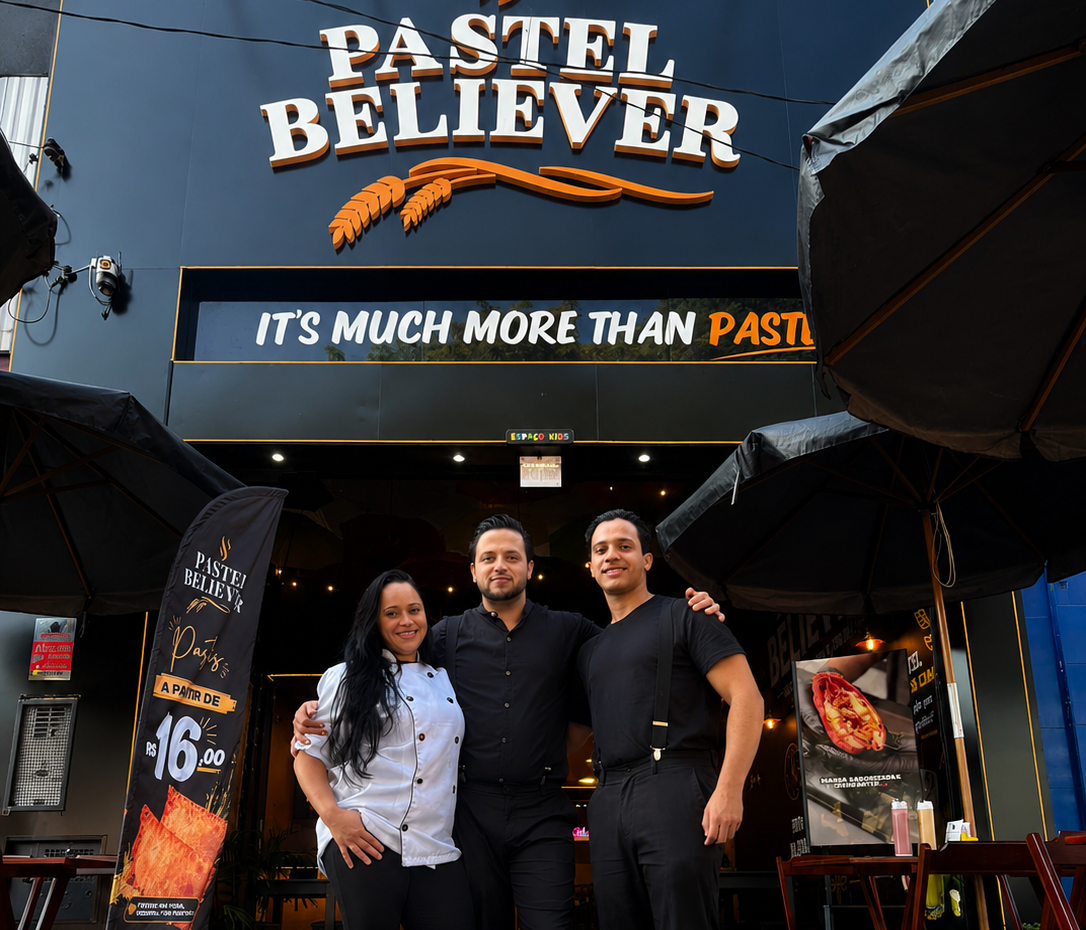 Fundadores Pastel Believer Walison Santos, Jessica Bertolucci e o filho, Ryan Bertolucci | Foto: Divulgação/acervo pessoal 